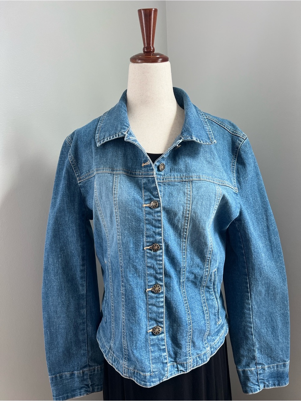 Ami | Classic Women’s Medium Blue Wash Denim Jean Jacket Size M